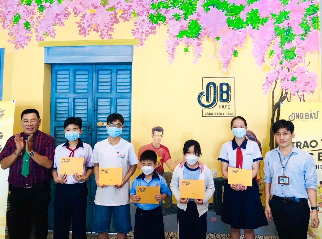 Quỹ Phát triển Tài năng Việt của Ông Bầu trao học bổng cho thiếu nhi vượt khó tại TP HCM