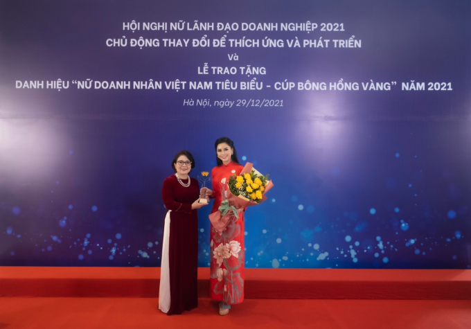 CEO IPPG – doanh nhân Lê Hồng Thuỷ Tiên tiếp tục nhận giải Bông Hồng Vàng lần 3