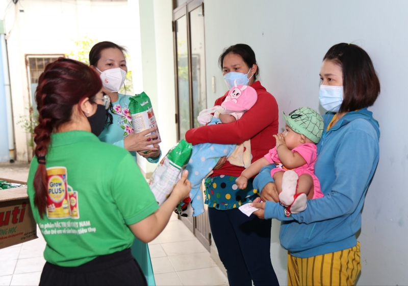 Quỹ Phát triển Tài năng Việt trao “Triệu phần quà san sẻ yêu thương” đến các hoàn cảnh khó khăn tại TP.HCM