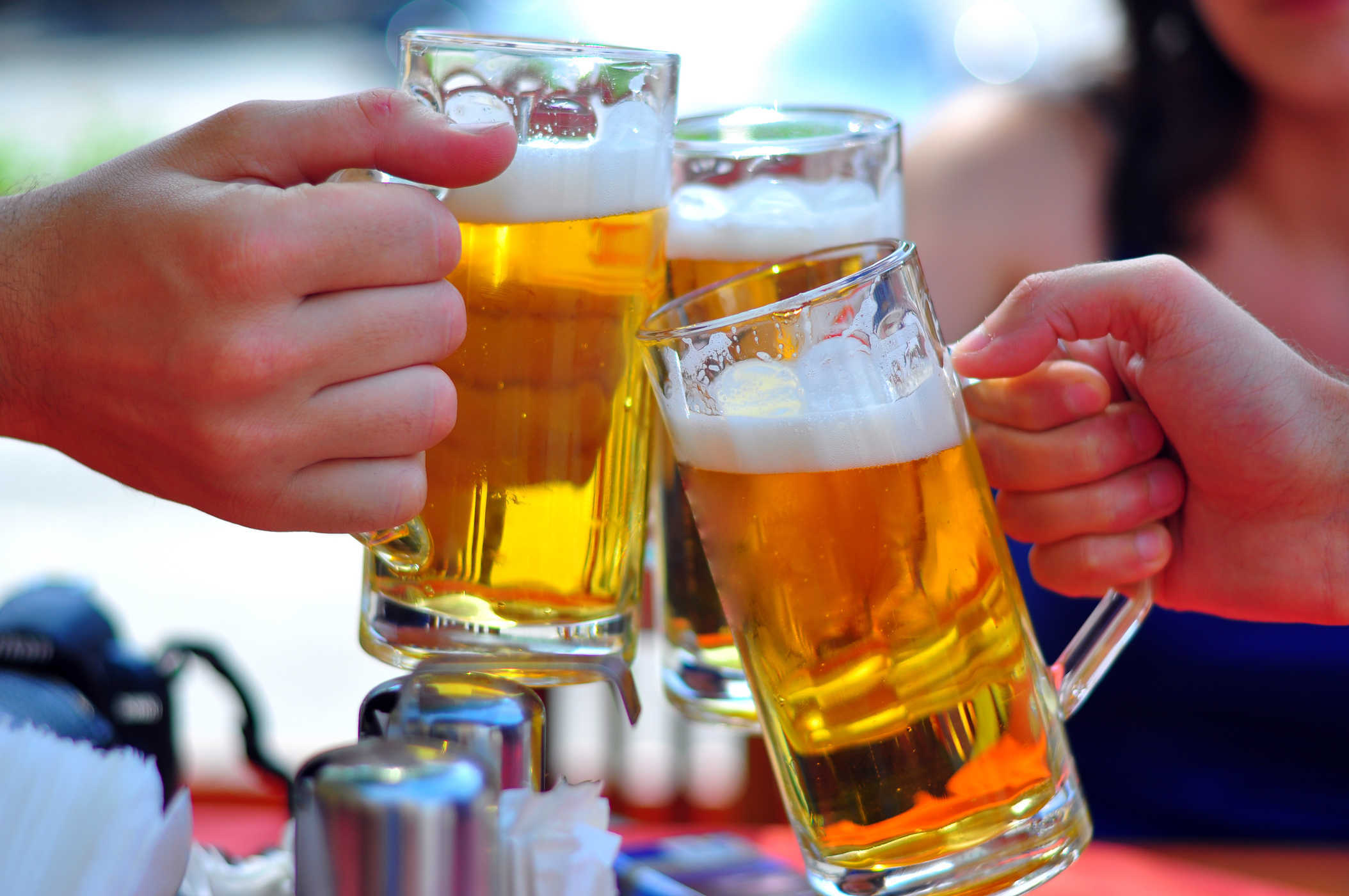 Đề xuất tăng thuế rượu bia để giảm tiêu thụ