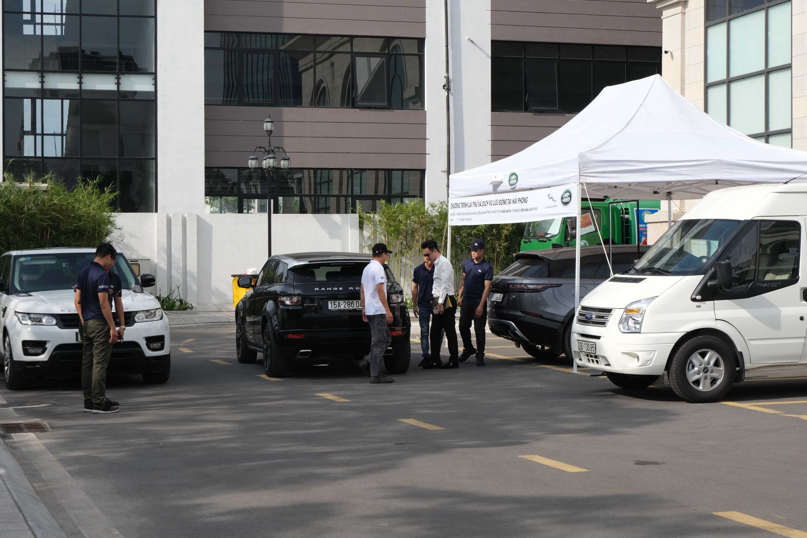 Jaguar Land Rover tổ chức chăm xe lưu động tại Quảng Bình