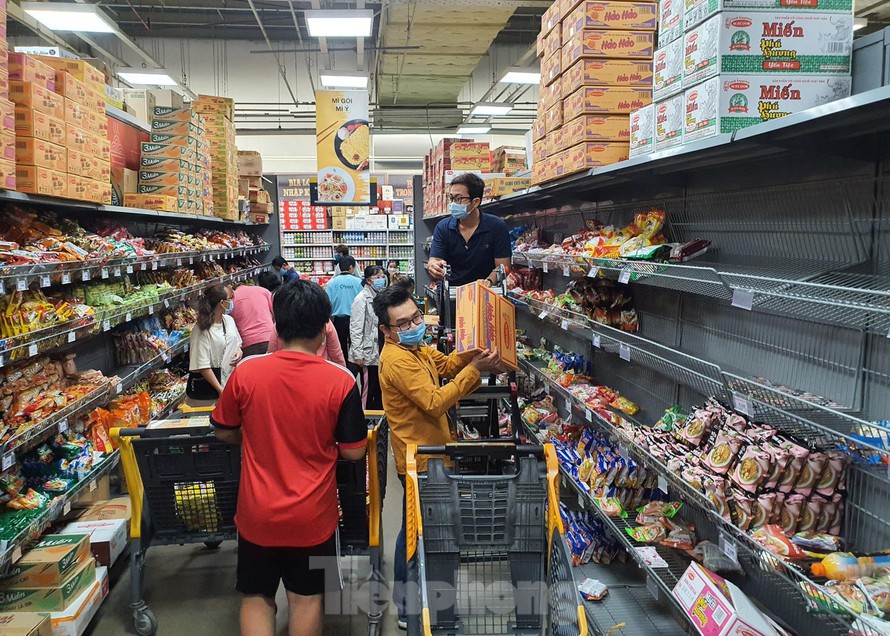 Người dân TPHCM tích trữ thực phẩm, siêu thị 