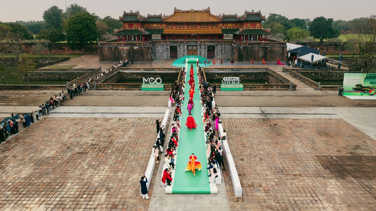 Gần 80 người đẹp Miss Cosmo 2025 trình diễn thời trang tại Quảng trường Ngọ Môn Gần 80 người đẹp Miss Cosmo 2025 trình diễn thời trang tại Quảng trường Ngọ Môn