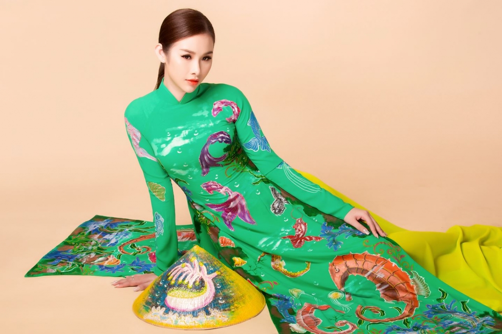 Á hậu Thanh Trang diện áo dài lấy cảm hứng từ 