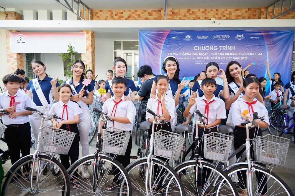 Top 55 Hoa hậu Hoàn vũ Việt Nam 2023 trao xe đạp cho học sinh khó khăn tại Long An