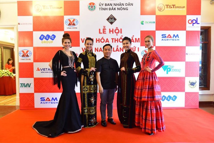Nhà Thiết kế Việt Hùng mang tình yêu lớn đến với Lễ hội văn hóa thổ cẩm Việt Nam