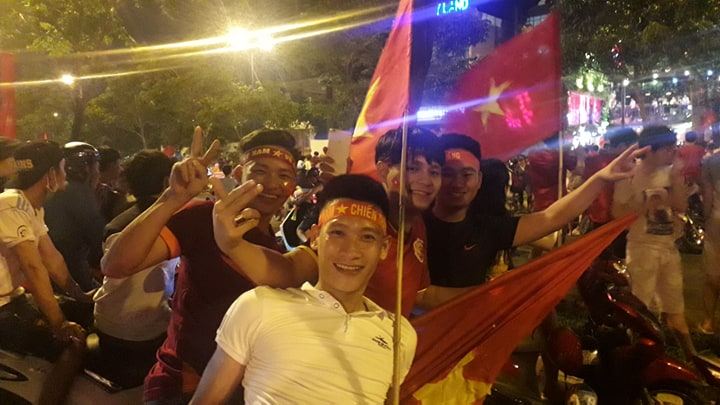 Người hâm mộ ăn mừng U23 Việt Nam với chiến thắng lịch sử