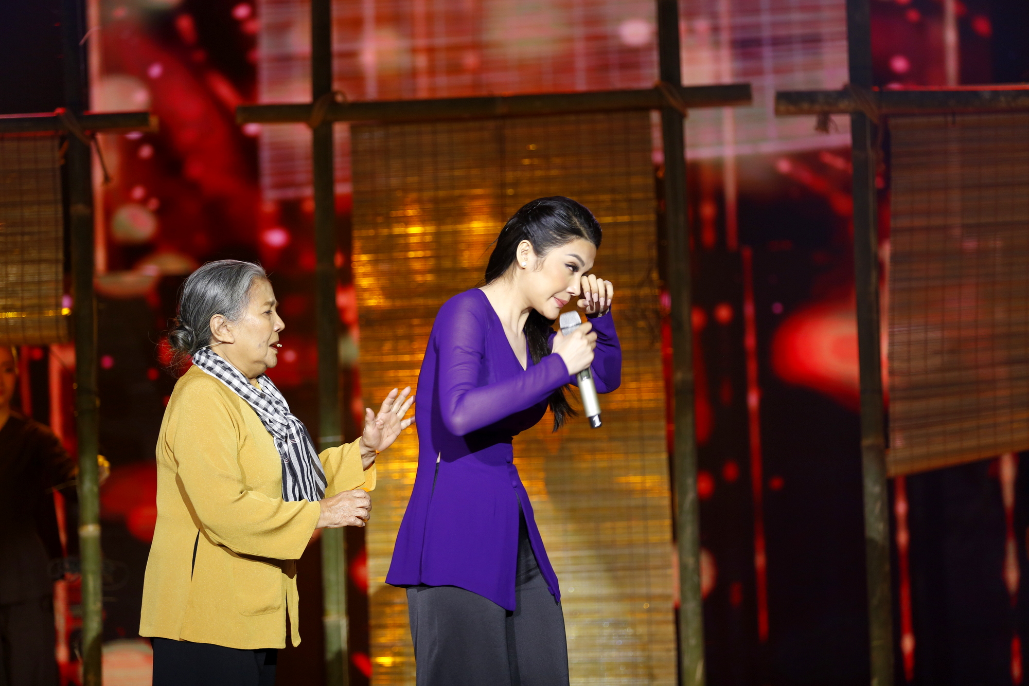 Lily Chen hát về mẹ khiến ai cũng xúc động trong đêm chung kết 
