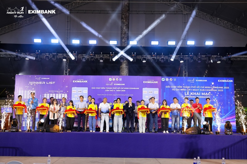 Giải chạy đêm Thành phố Hồ Chí Minh Eximbank “Ho Chi Minh City Night Run Eximbank 2025” khai mạc sôi động giữa lòng Sài Gòn