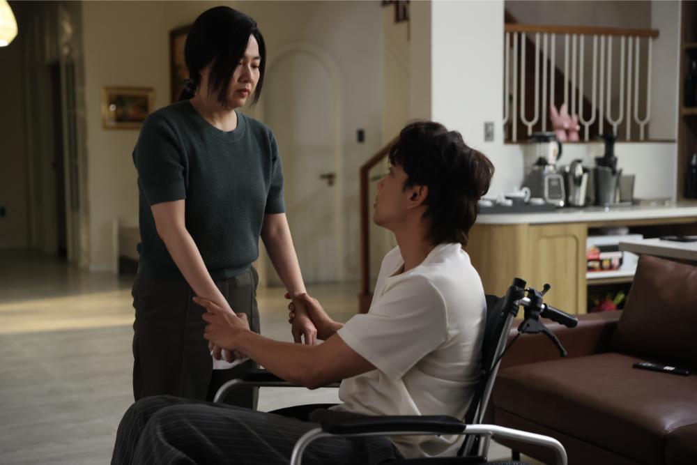 Lê Khánh bật khóc, Thuận Nguyễn gào thét trong trailer ám ảnh của Chị Ngã Em Nâng