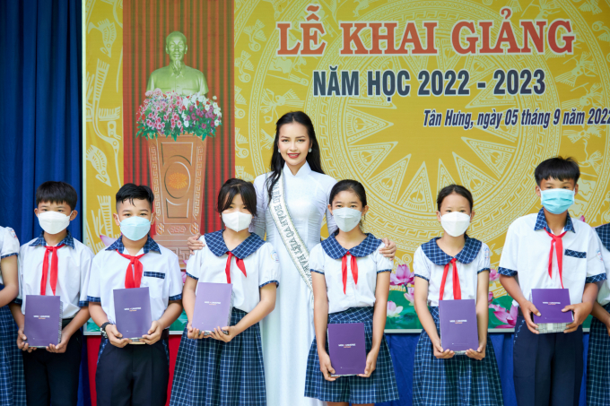 Hoa hậu Ngọc Châu trao học bổng cho học sinh có hoàn cảnh khó khăn tại Tây Ninh