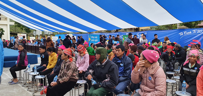 Tình người ấm áp trong buổi lễ Điện Máy Xanh trao 10.000 nồi cơm điện cho người nghèo dịp Tết