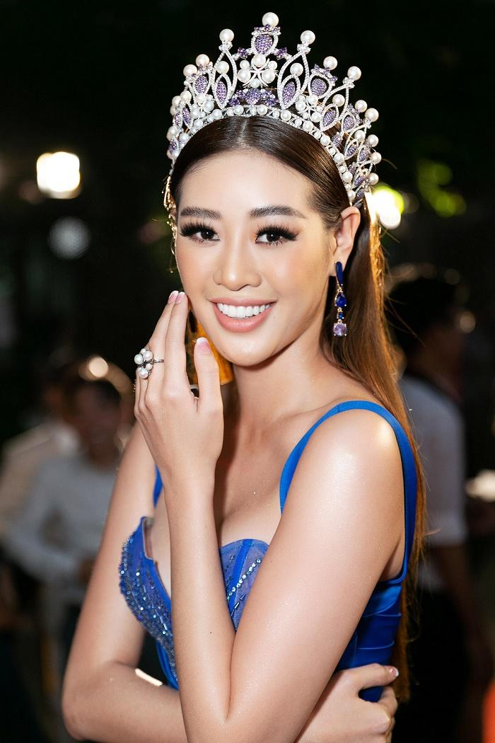 Hoa hậu Khánh Vân diện đầm xanh lộng lẫy, lấp ló vòng 1 quyến rũ