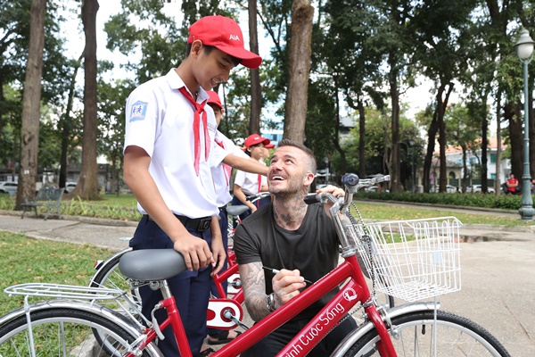 David Beckham đến thăm AIA Việt Nam lần đầu tiên trong vai trò là Đại sứ Thương hiệu Toàn cầu AIA