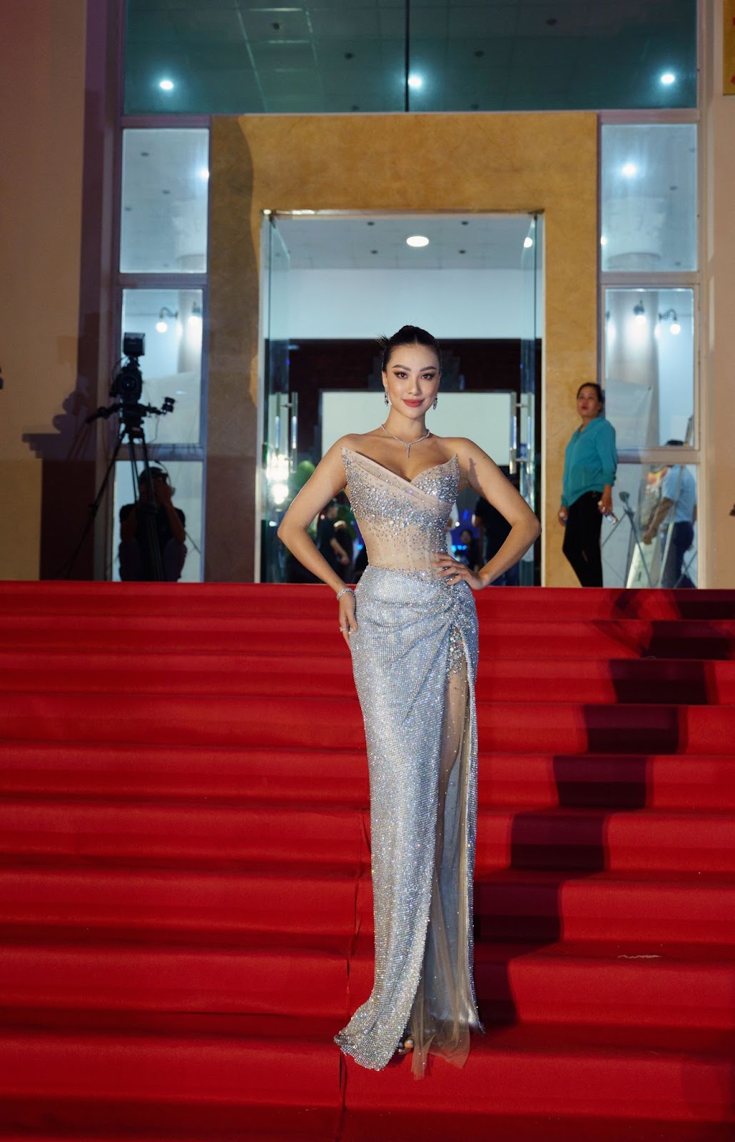 Á hậu Kim Duyên diện váy dạ hội lấy ý tưởng từ những vì sao
