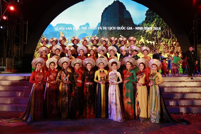 Dàn mẫu danh tiếng Việt lộng lẫy diện Áo dài Việt Hùng trên đất cố đô “Vàng son một thuở”