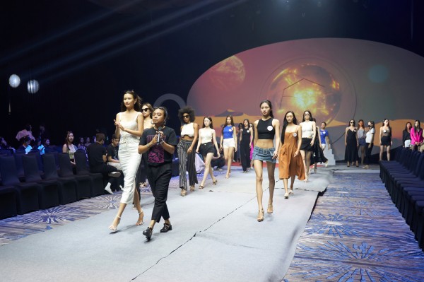 Hé Lộ Hình Ảnh Sàn Runway Lấy Cảm Hứng Từ Tương Lai Của Fashion Show Hoa Hậu Hoàn Vũ Việt Nam – Miss Cosmo Vietnam 2023
