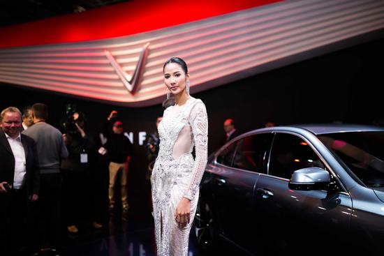 Á hậu Hoàng Thùy diện váy lộng lẫy ra mắt xe của Vinfast tại Paris Moto Show