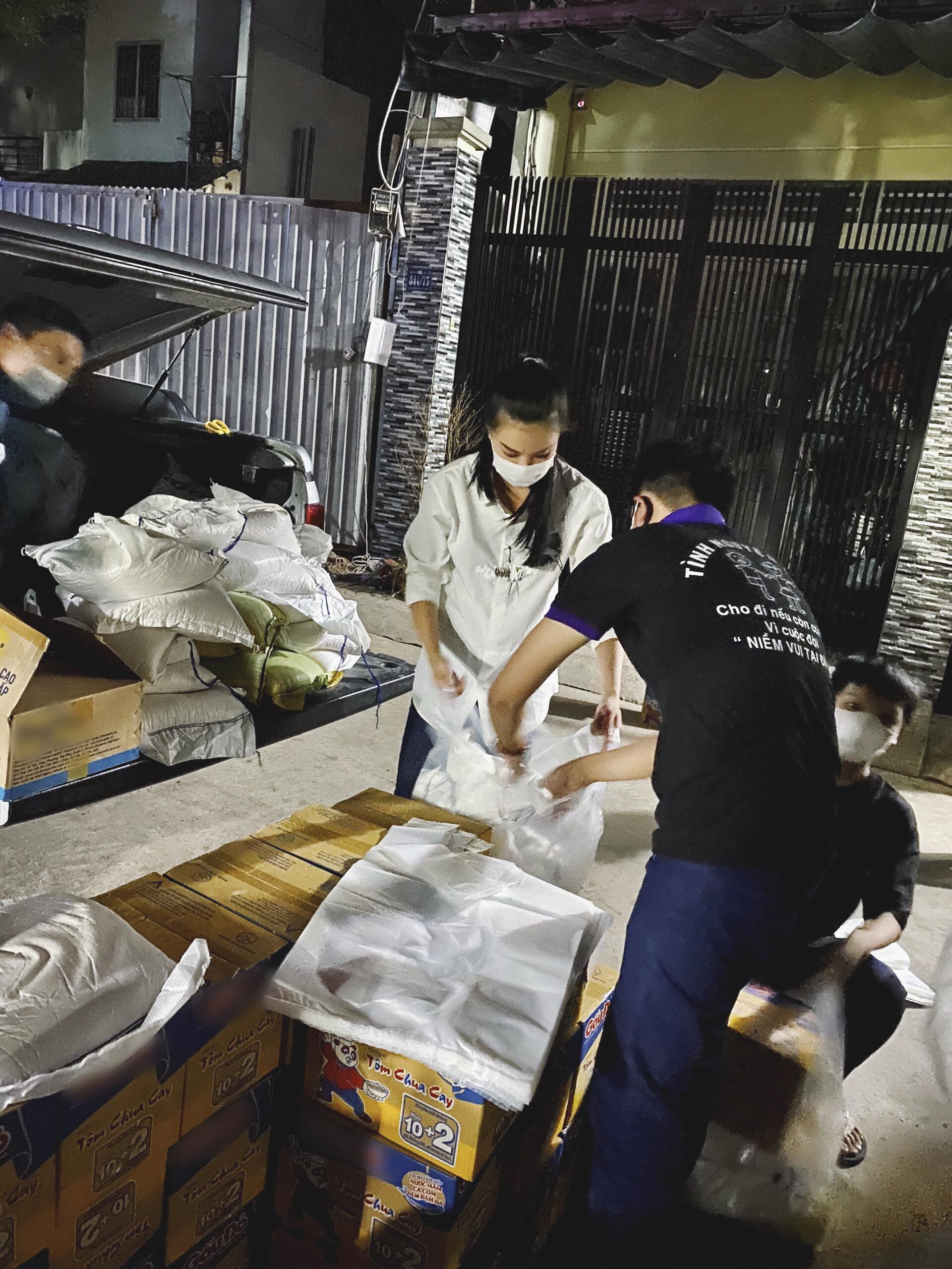 Á hậu Kim Duyên ủng hộ 5 tấn gạo giúp người bán vé số
