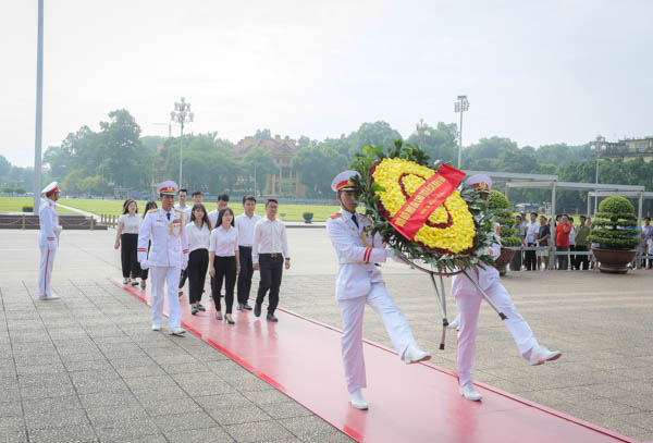 Đoàn đại biểu SSEAYP Việt Nam viếng Lăng Chủ tịch Hồ Chí Minh nhân dịp kỷ niệm 73 năm ngày Quốc Khánh