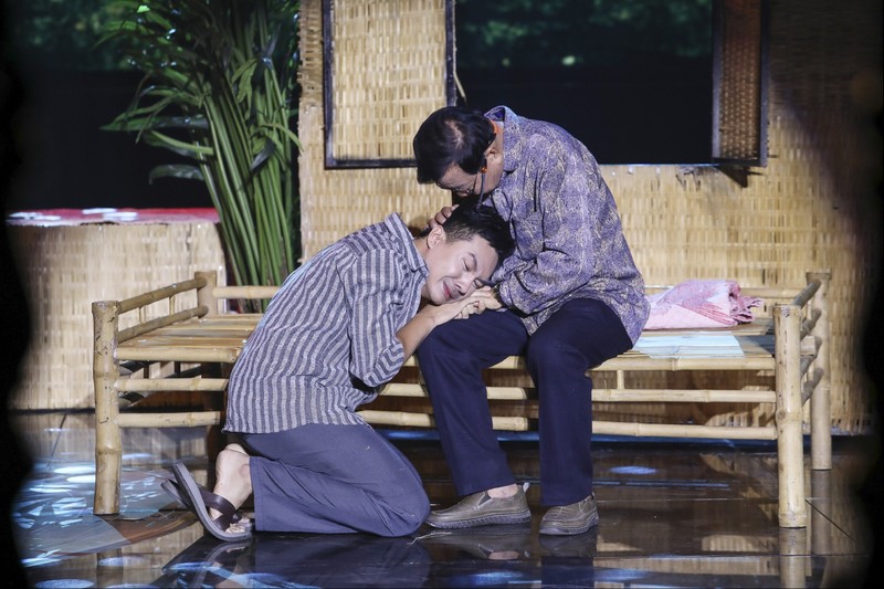 MC Quốc Trí Mời Cha Ruột Song Ca, Giám Khảo Vũ Thành Vinh “Đổ Gục”