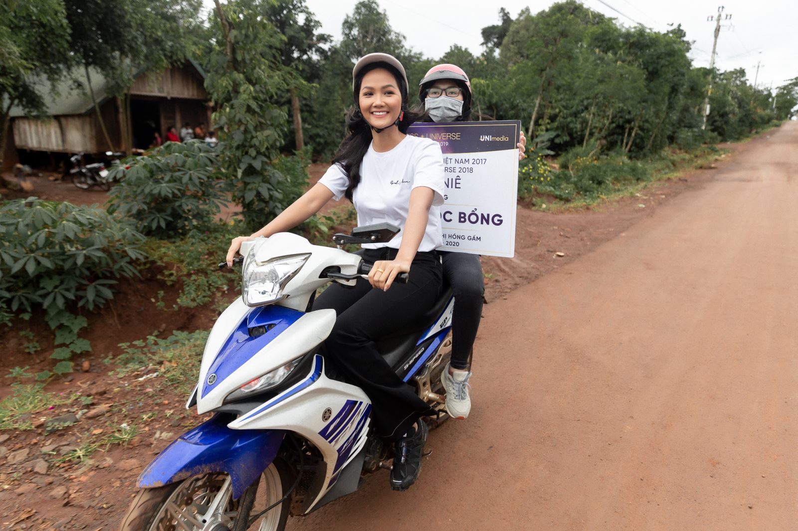 Hoa hậu H'Hen Niê lái xe máy đi trao học bổng cho học sinh quê nhà