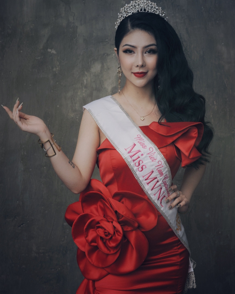 Hoa hậu Nguyễn Thư Di khoe sắc xinh đẹp với váy dạ hội