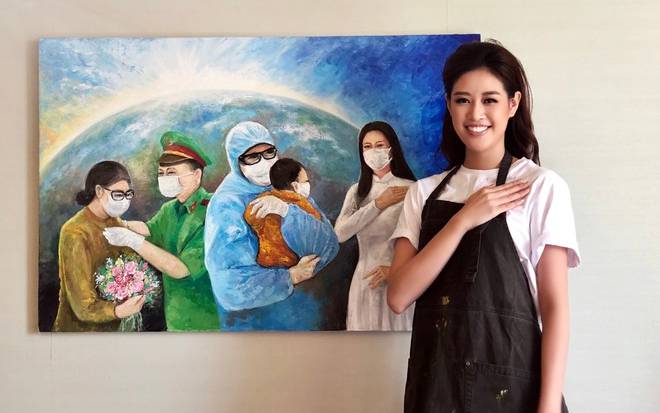 Hoa hậu Khánh Vân tặng bức họa 