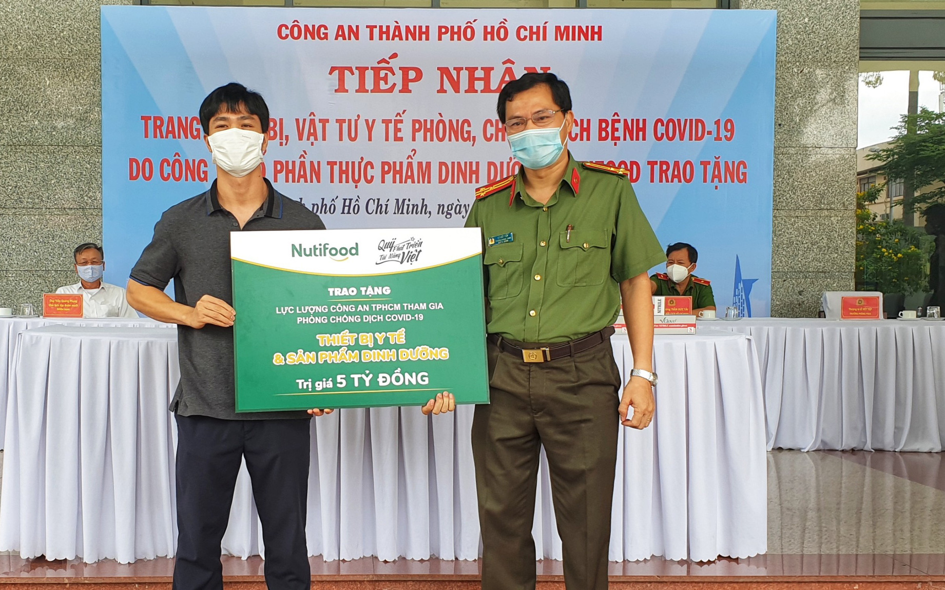 Công Phượng cùng Qũy Phát triển Tài năng Việt tiếp sức cho lực lượng công an TP.HCM tham gia chống dịch Covid-19
