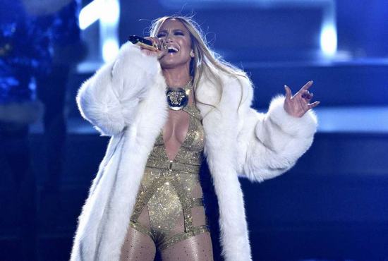 Jennifer Lopez “nóng bỏng” tại lễ trao giải MTV Awards 2018