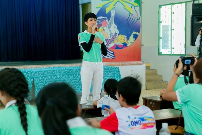 H’Hen Niê hóa cô gái H’Mông tham gia hoạt động cộng đồng tại Đà Nẵng