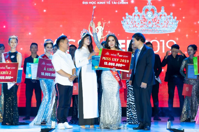 NTK Việt Hùng quyền lực trong vai trò cầm cân nảy mực đêm chung kết Miss UEF 2019