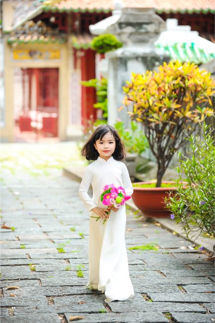 Top 20 mẫu nhí cầm hoa sen, diện áo dài trắng, tinh khôi dưới ống kính của Vũ Thanh Tùng
