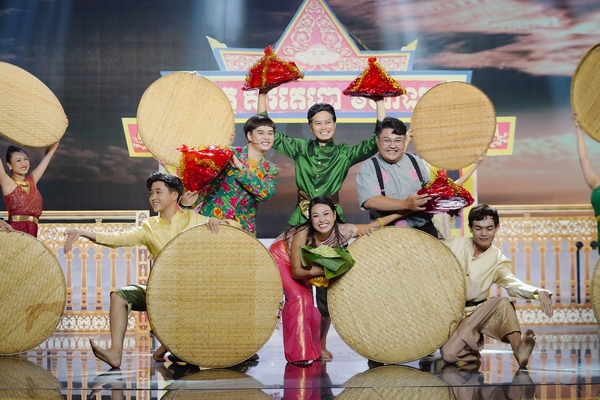 Trà Ngọc mang chồng Tống Hạo Nhiên lên sân khấu 
